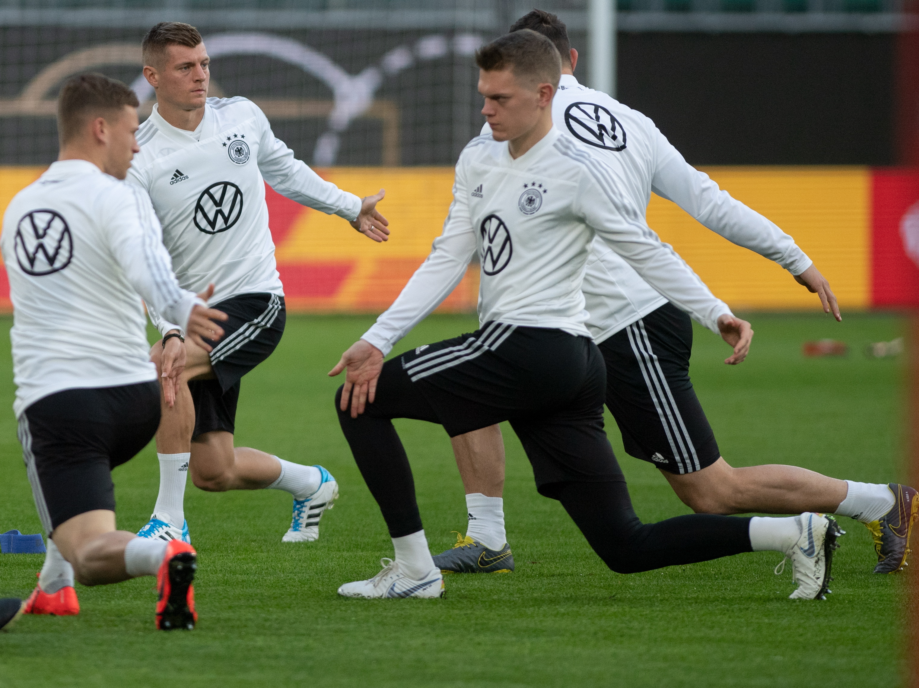 印度队轻取德国队,黄鸭组合点燃赛场 印度队轻取德国队,黄鸭组合点燃赛场