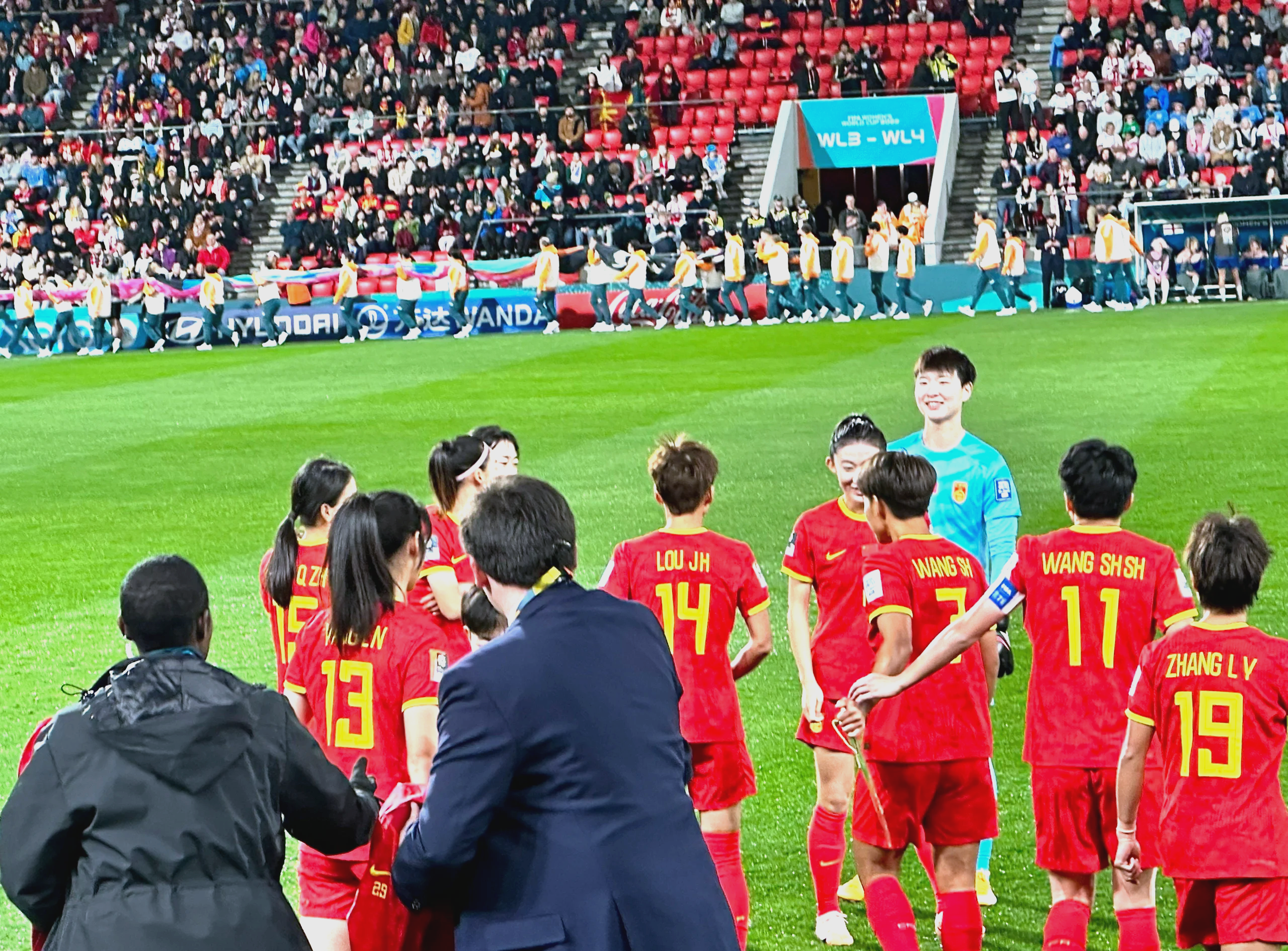 中国女足与对手激烈对抗,最终胜出 中国女足与对手激烈对抗,最终胜出