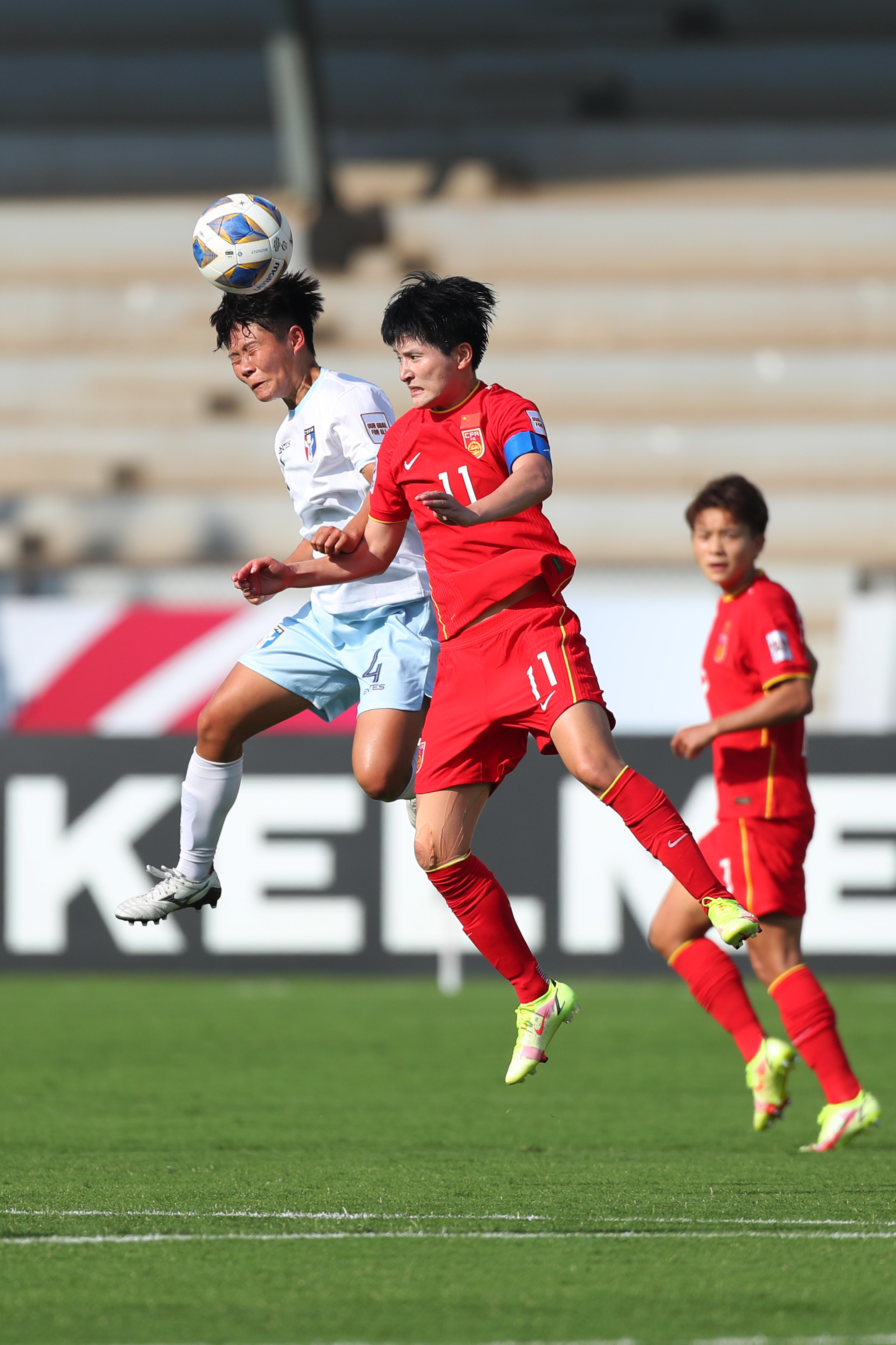 中国女足队员发挥顶尖实力，赢得比赛