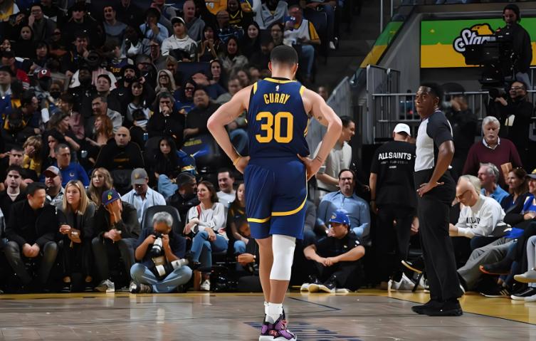 退役巨星现身比赛现场，引发热议