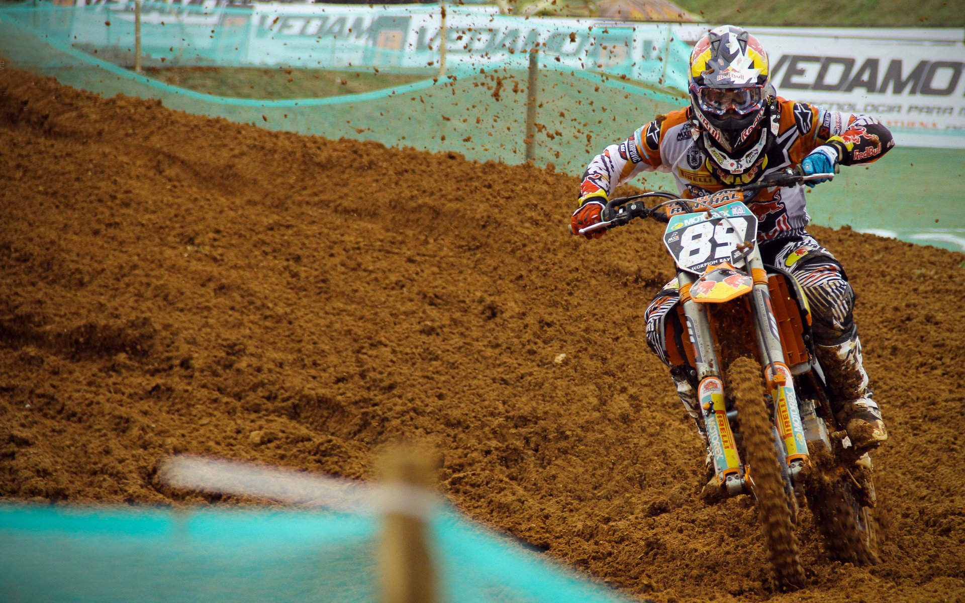 赛道上的冰与火之歌，拉塞尔高光时刻引领梅赛德斯鏖战雷诺