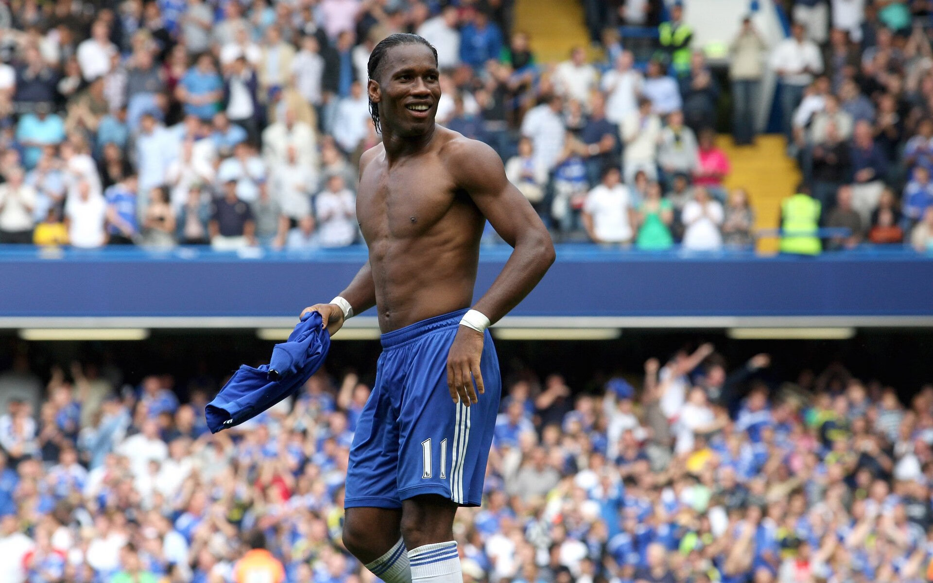 当足球超越国界，三笘薰德甲争冠战封神，与阿根廷美国化的隐喻共振