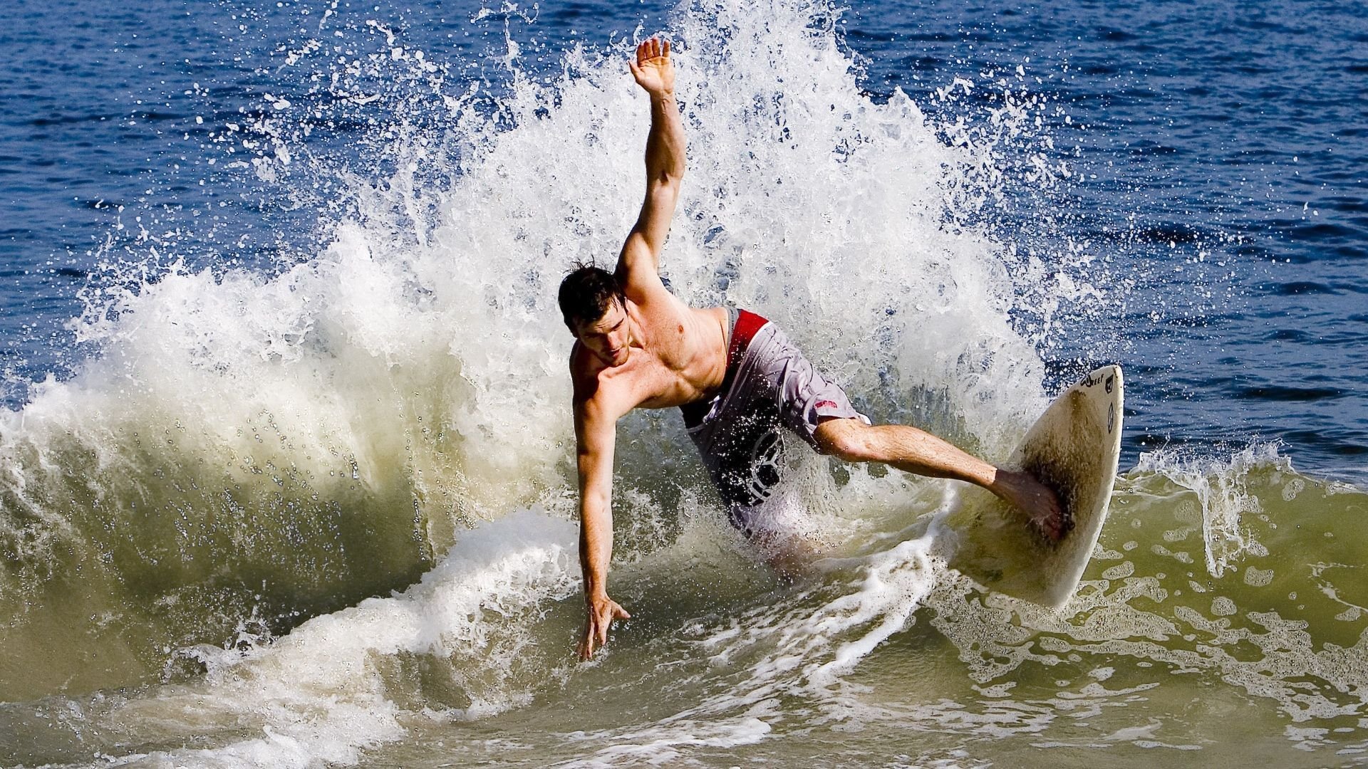 引擎轰鸣与绿茵传奇，当F1新赛季揭幕战之夜遇见赖斯的统治时刻